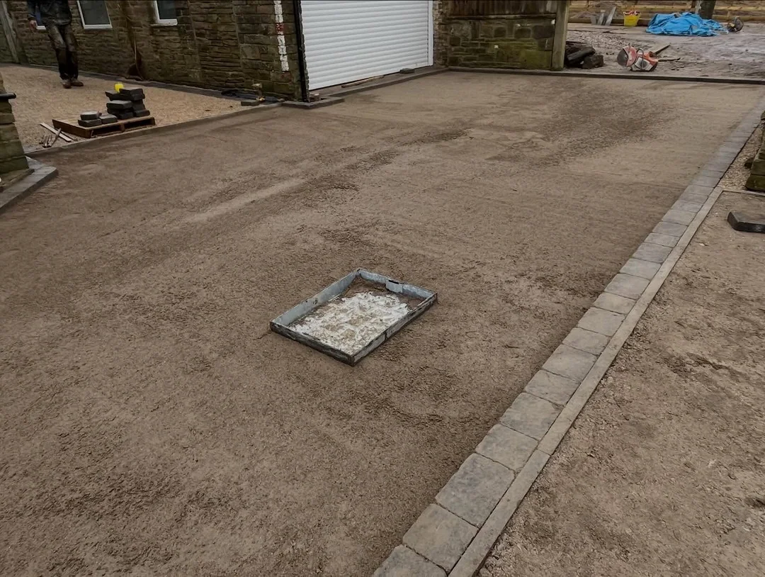 Edging set, base levelled